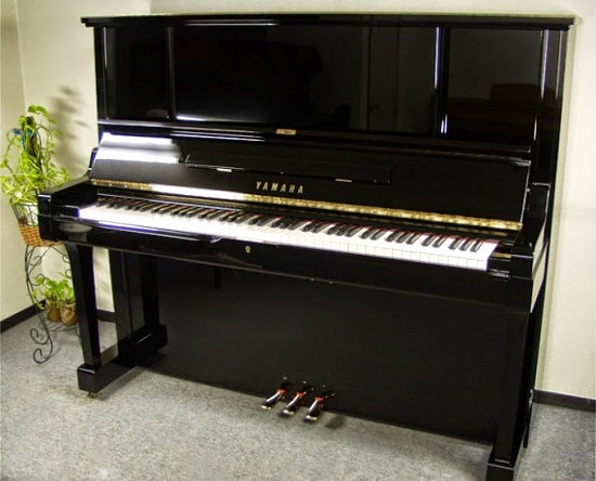Nên mua đàn piano cơ hay piano điện